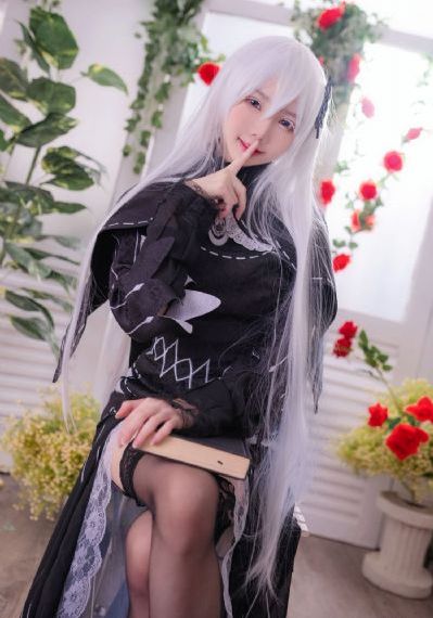 刷子刷女生子脚底心羽毛